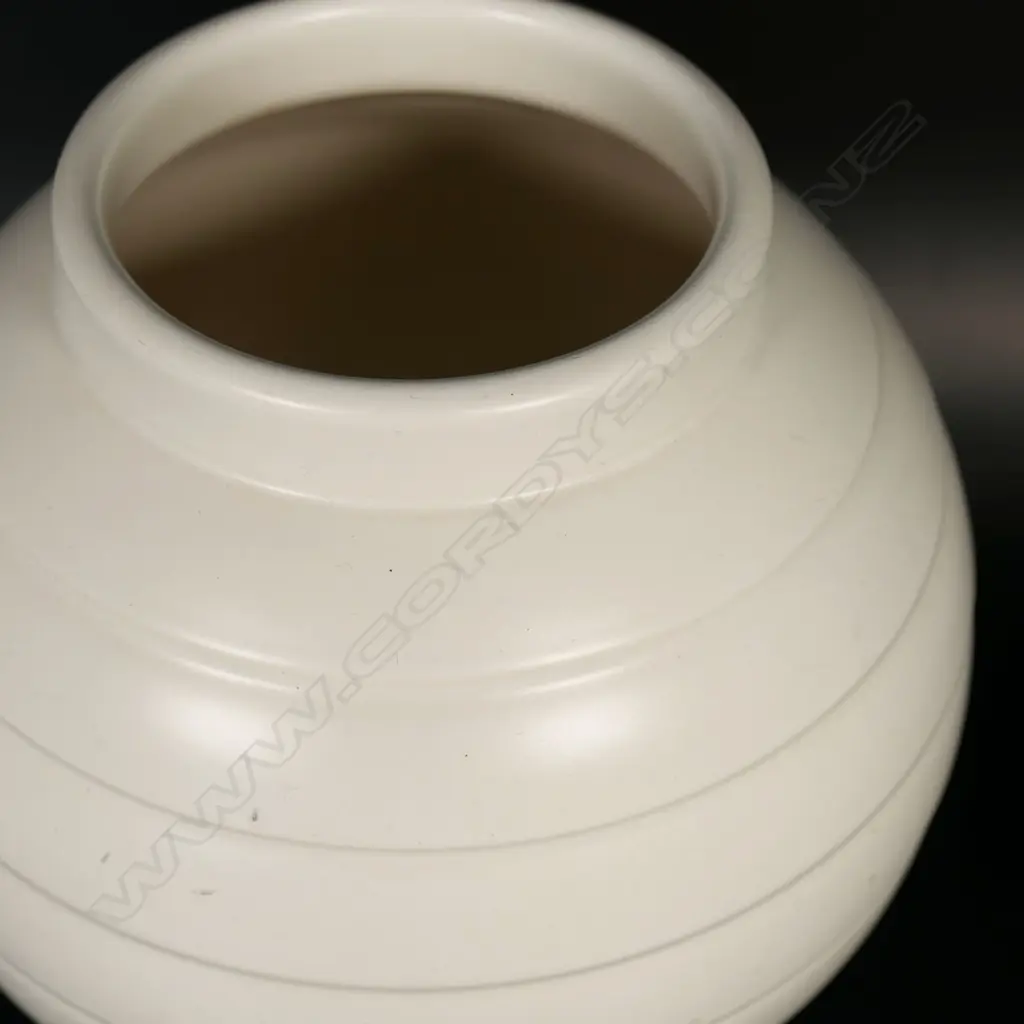 A Crown Lynn Ernest Shufflebotham mid size Hand Potted spherical vase, Image 1++