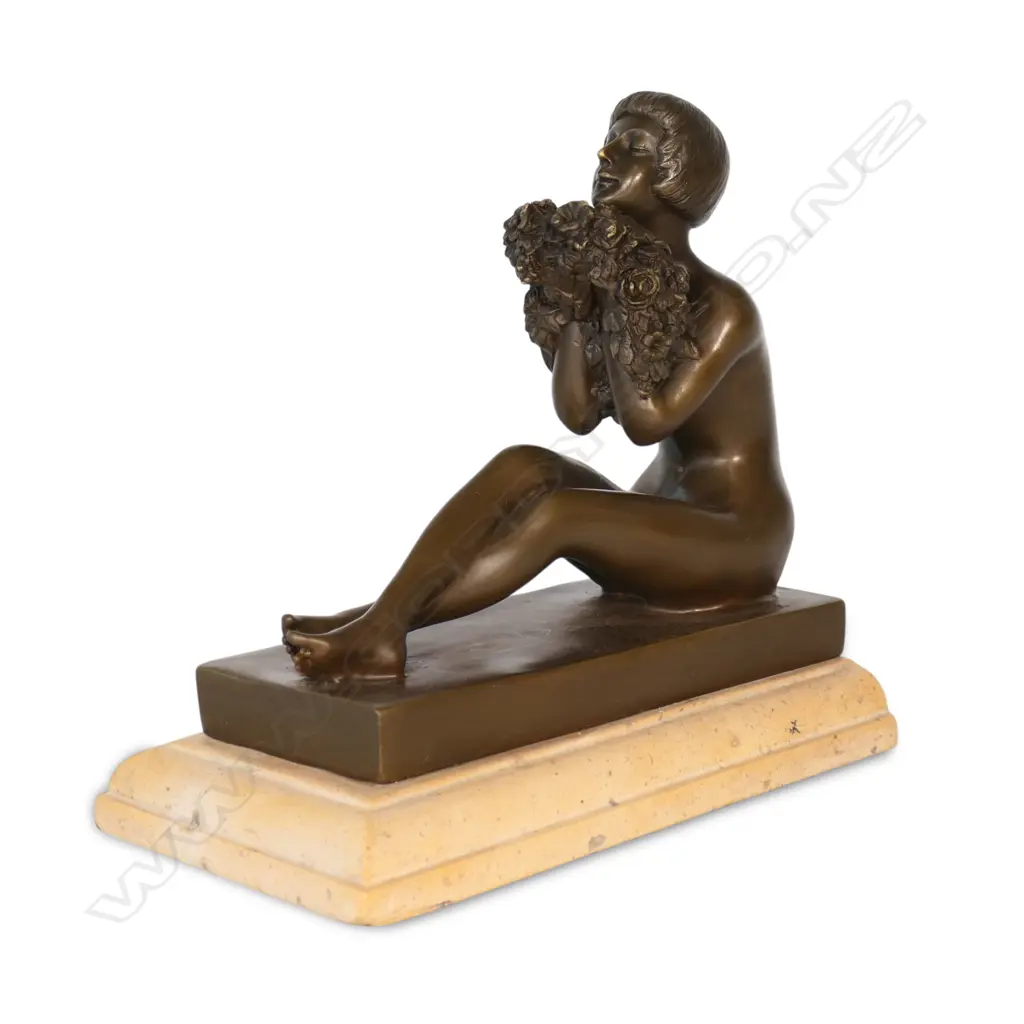 An Art Deco style bronze figurine, Image 1++