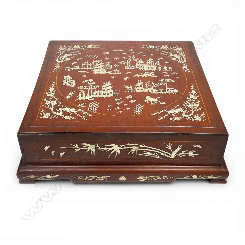 An early 20thC Chinese rosewood and bone inlay wedding box, Image 1++