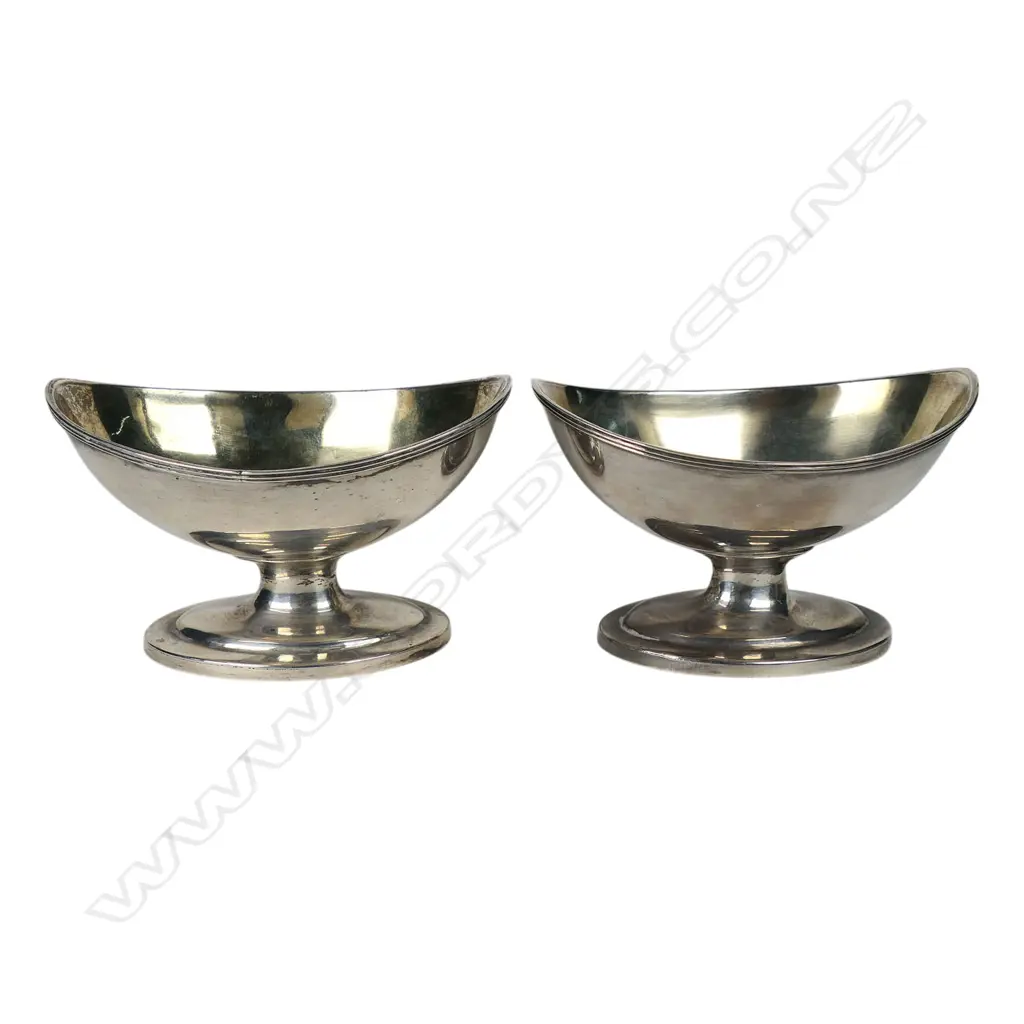 A pair of George III silver pedestal salts, Image 1++
