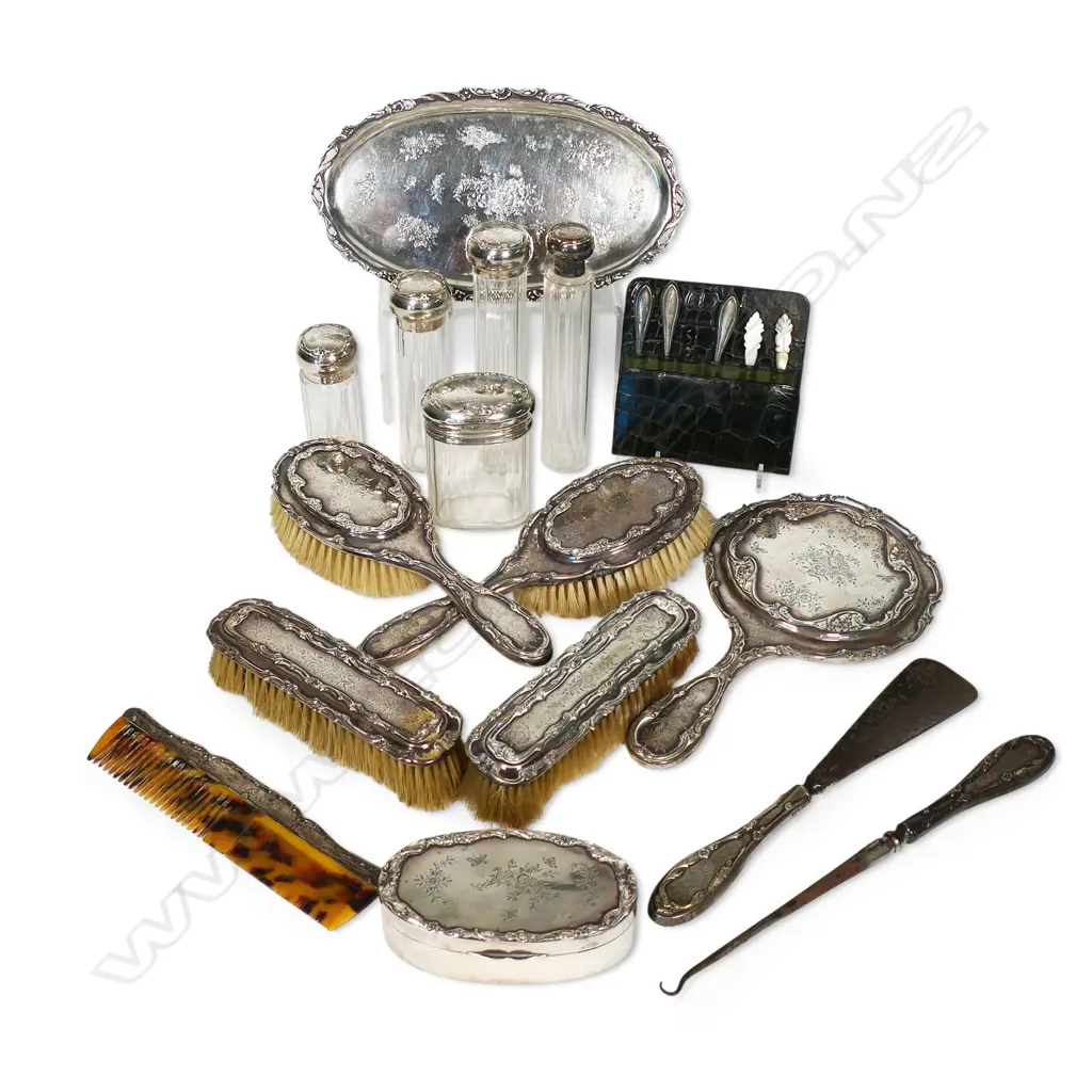 An impressive Edwardian crocodile skin travelling dressing case, Image 1++