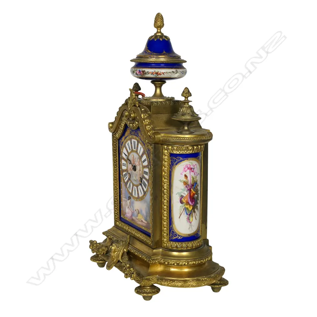 A 19thC French ormolu mantel clock, Image 1++