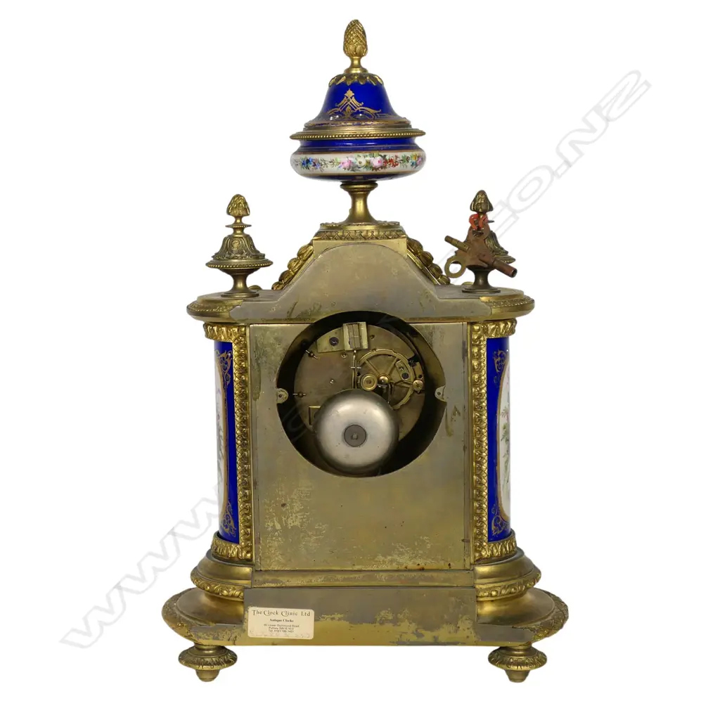 A 19thC French ormolu mantel clock, Image 1++