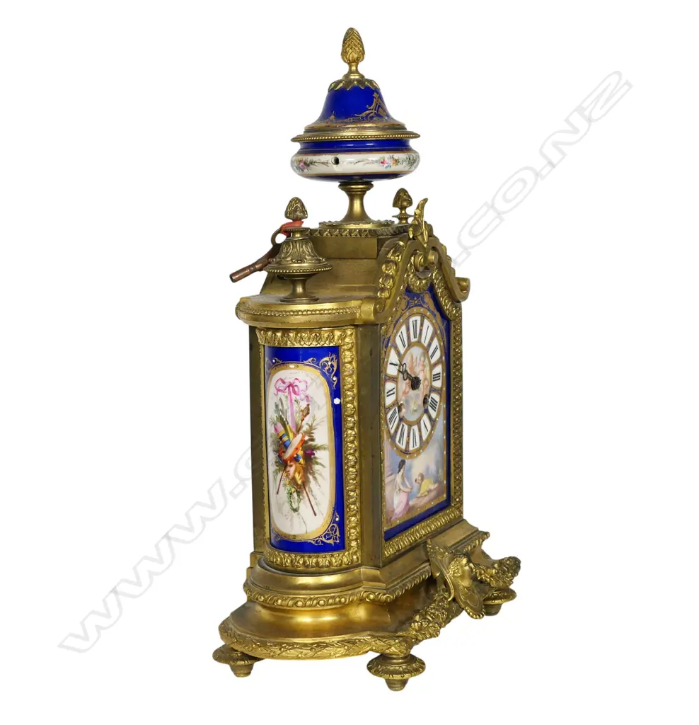 A 19thC French ormolu mantel clock, Image 1++