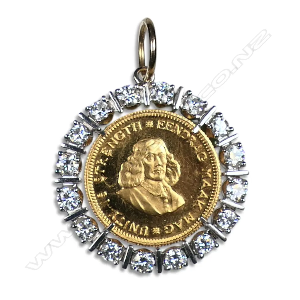 A gold coin and diamond 18ct white gold pendant, Image 1++