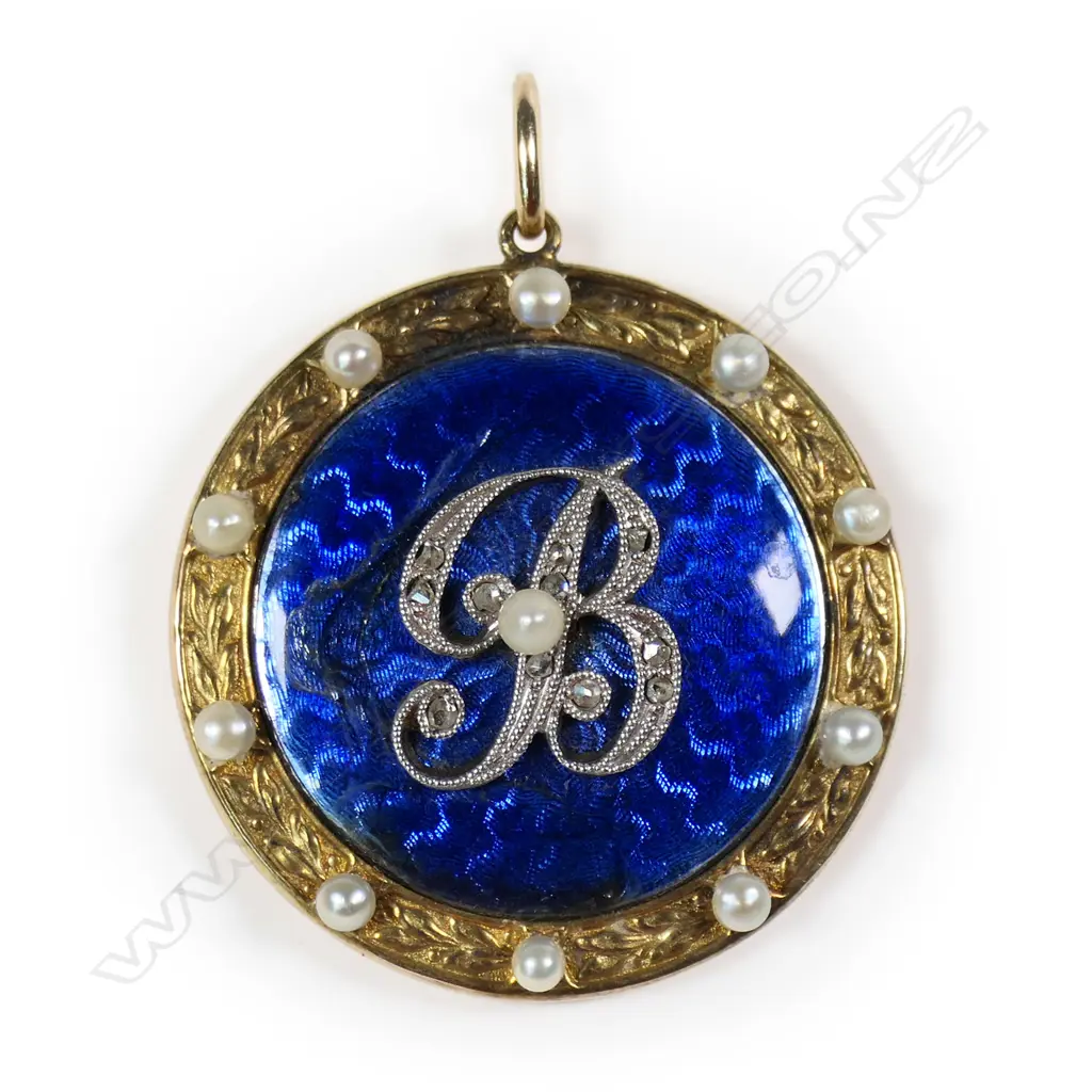 An early 20thC 15ct gold enamel seed pearl and diamond 'B' pendant, Image 1++