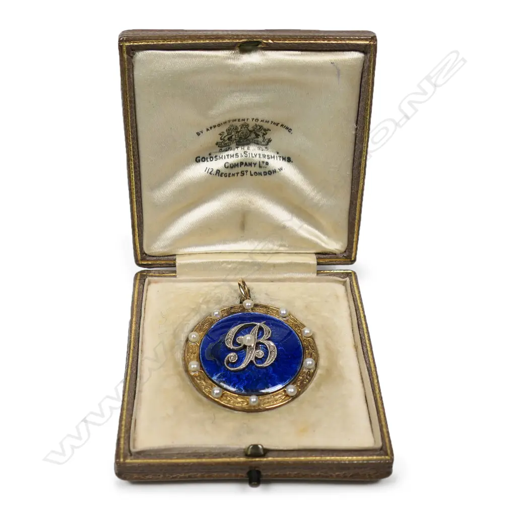 An early 20thC 15ct gold enamel seed pearl and diamond 'B' pendant, Image 1++