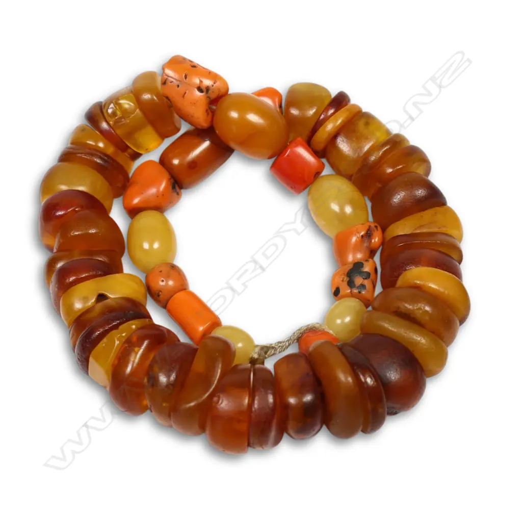 A graduated antique amber bead necklace, Image 1++
