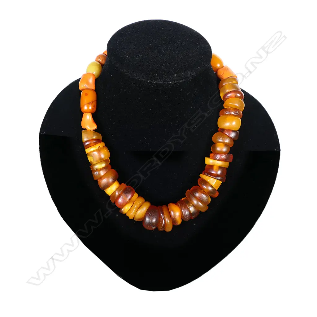 A graduated antique amber bead necklace, Image 1++