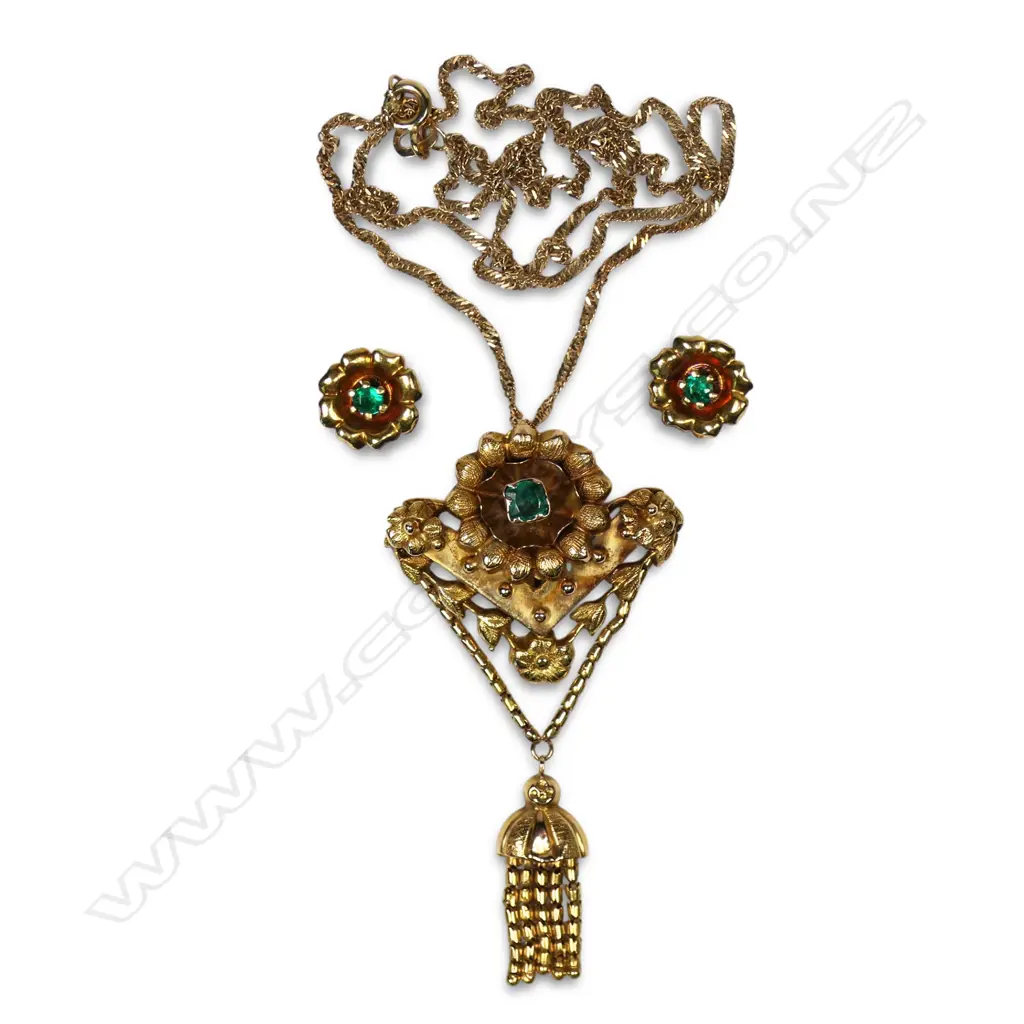 An Victorian 18ct gold pendant and earrings, Image 1++