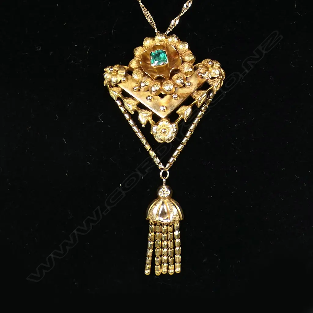 An Victorian 18ct gold pendant and earrings, Image 1++