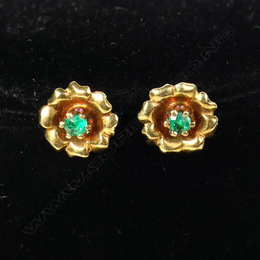 An Victorian 18ct gold pendant and earrings, Image 1++