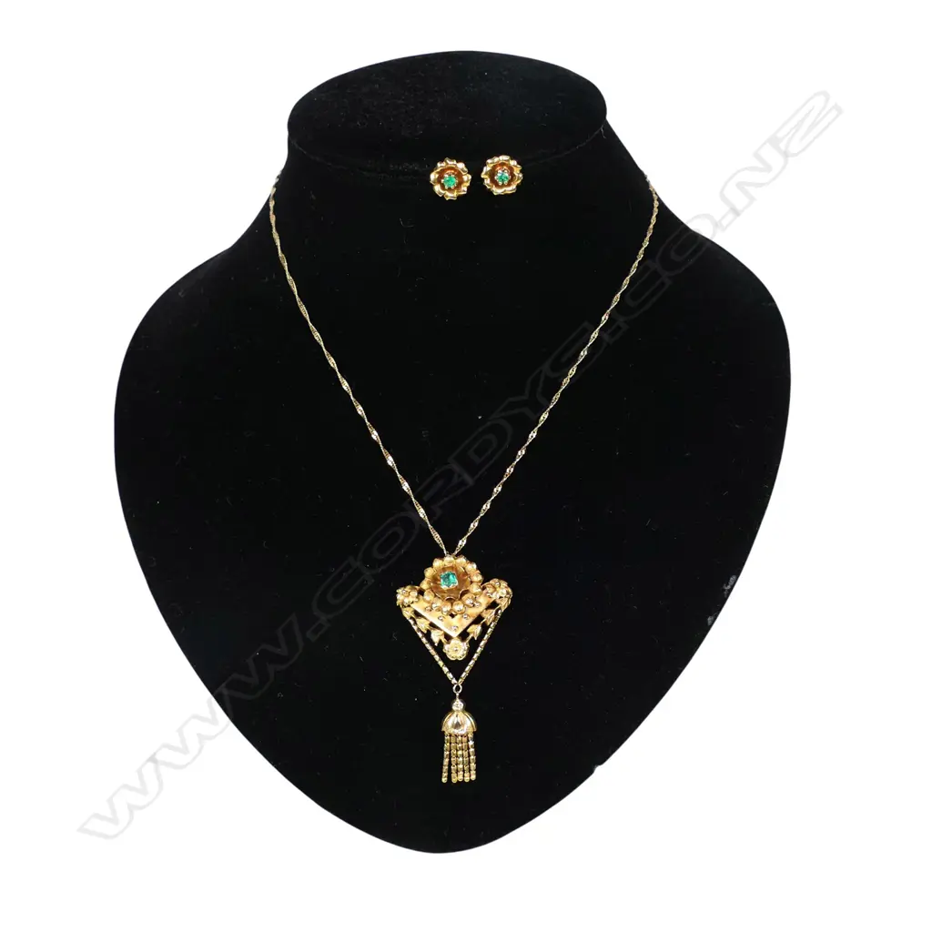 An Victorian 18ct gold pendant and earrings, Image 1++