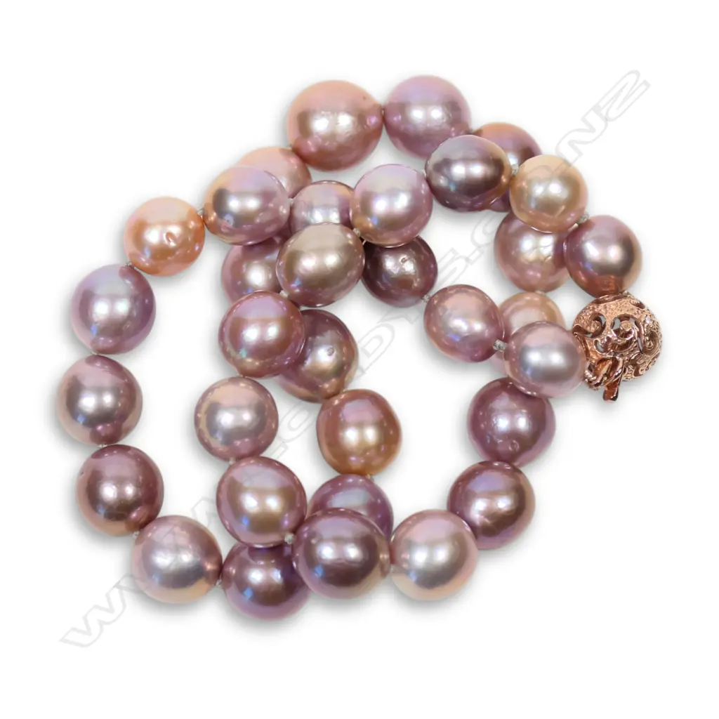 A cultured freshwater pearl necklace, Image 1++