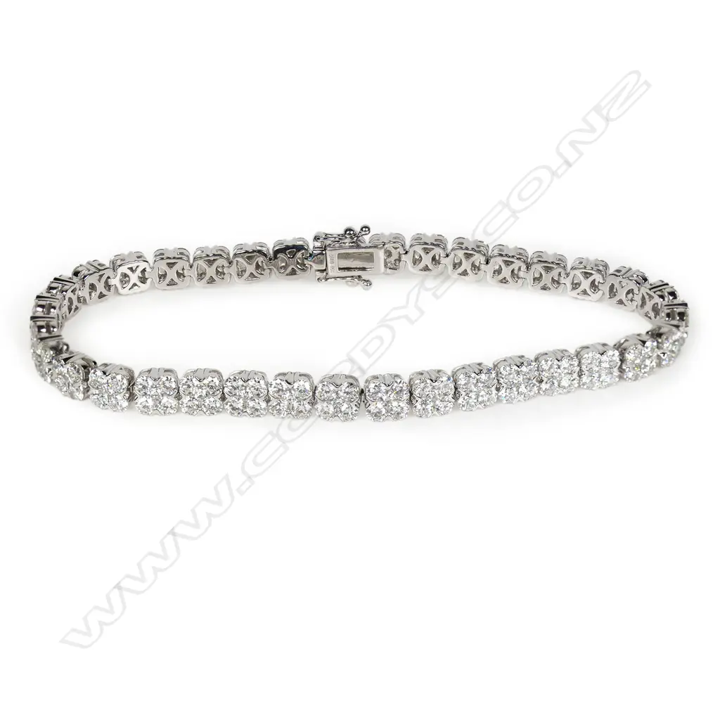 An 18ct white gold and diamond bracelet, Image 1++