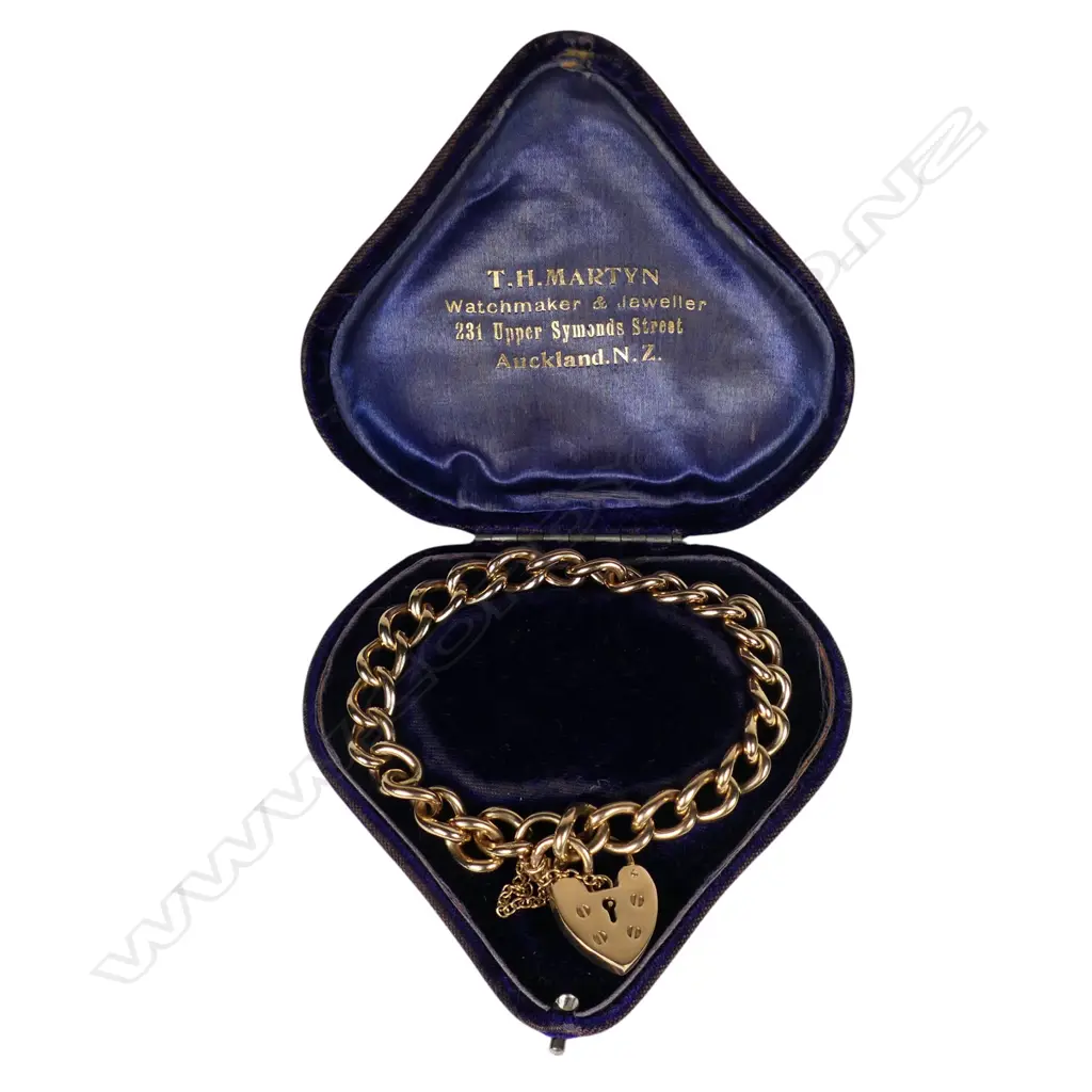 A 9ct gold curb link bracelet, Image 1++