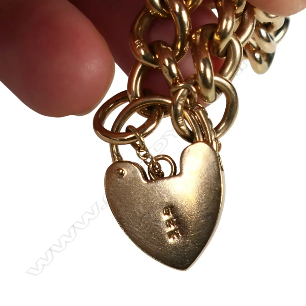 A 9ct gold curb link bracelet, Image 1++