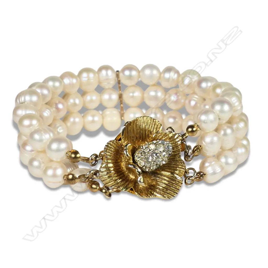 A triple strand pearl bracelet, Image 1++