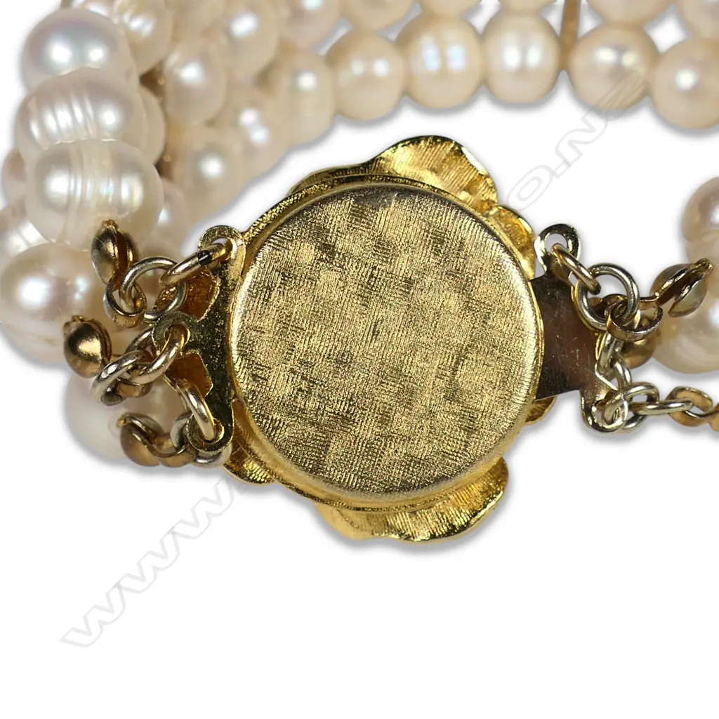 A triple strand pearl bracelet, Image 1++