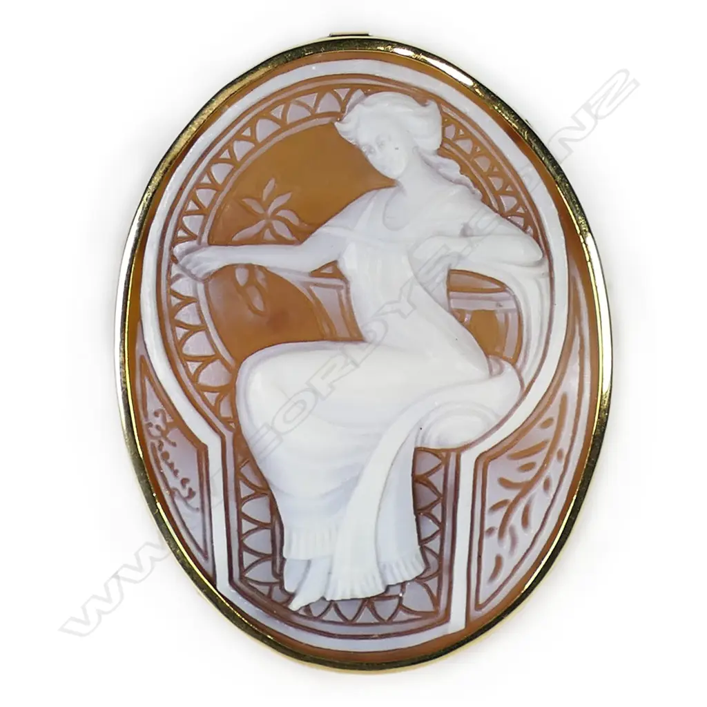 An 18ct gold and cameo pendant/brooch, Image 1++
