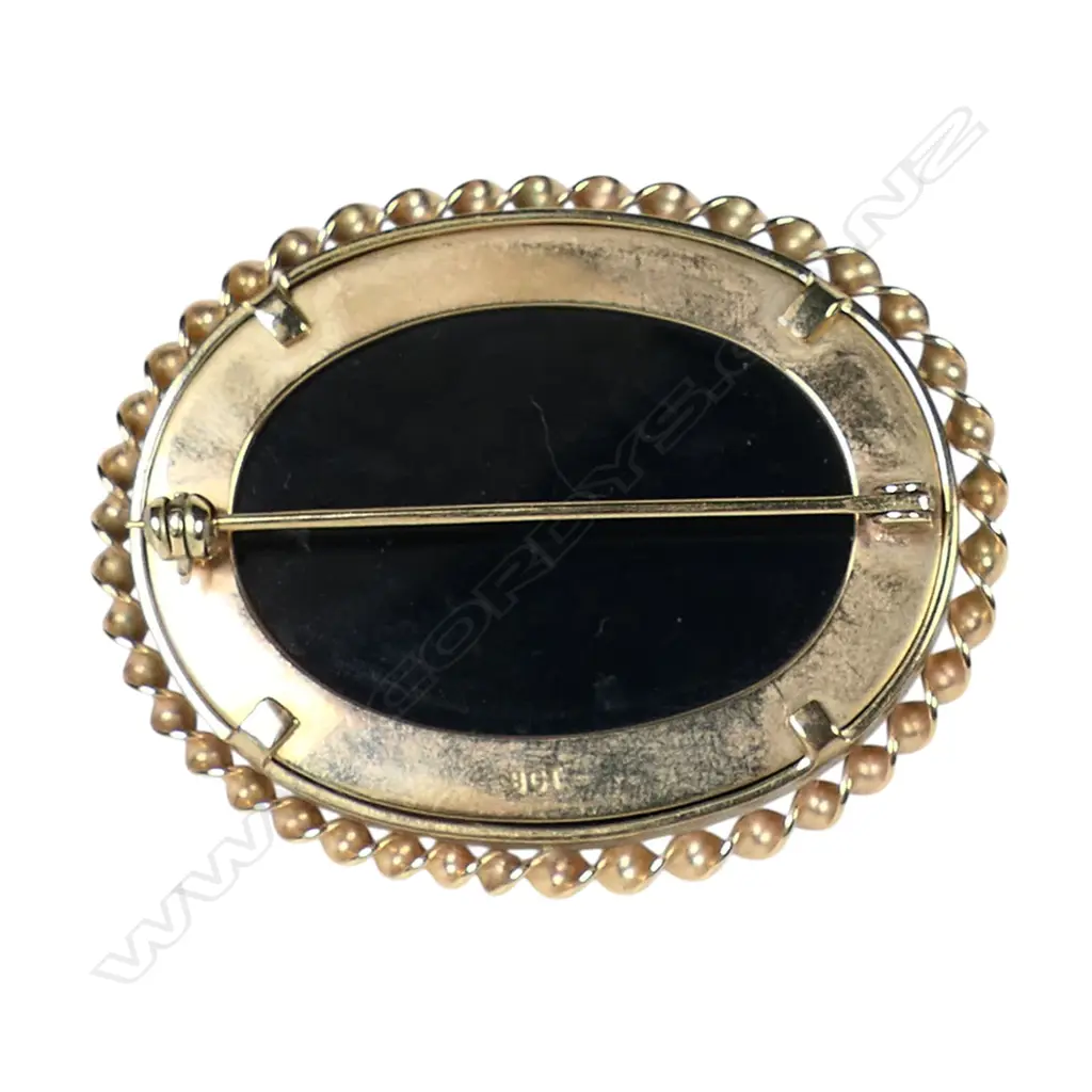 A 19ct gold and agate cameo brooch, Image 1++