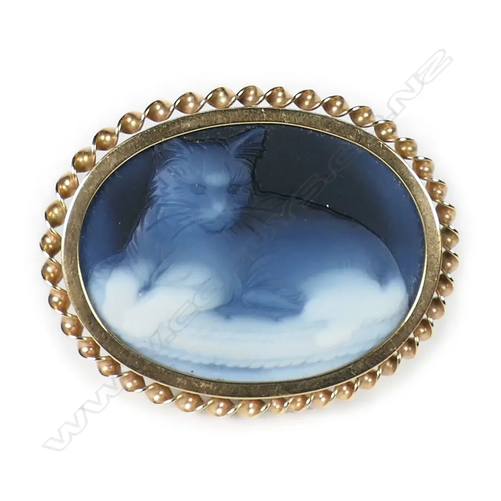 A 19ct gold and agate cameo brooch, Image 1++