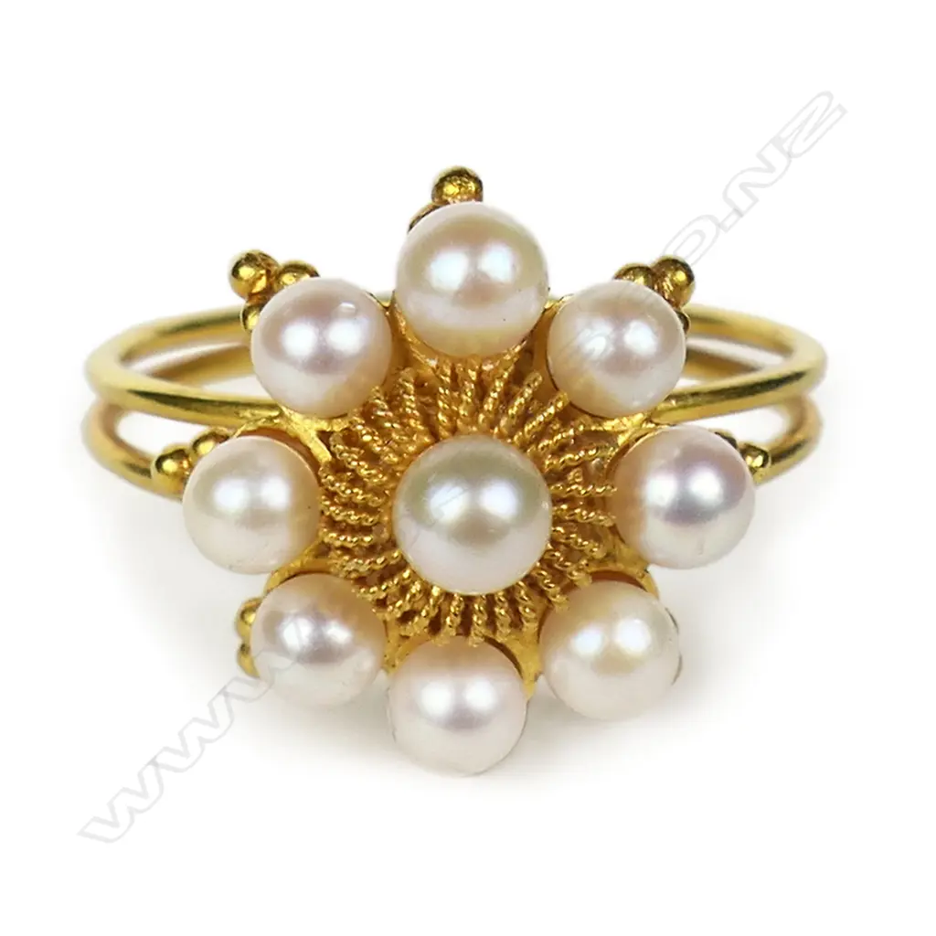 A 15ct yellow gold cultured pearl cluster ring, Image 1++