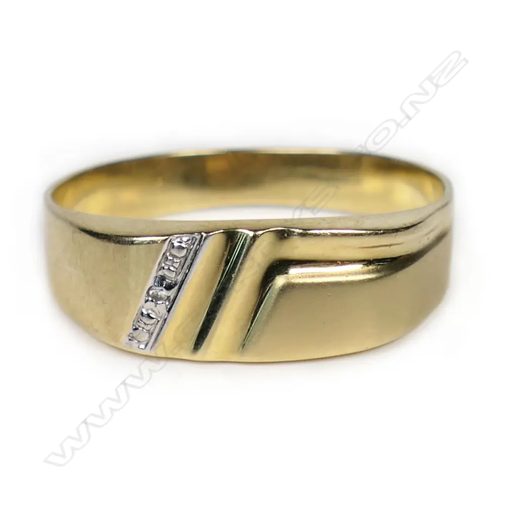 A 9ct gold and diamond gent's ring, Image 1++