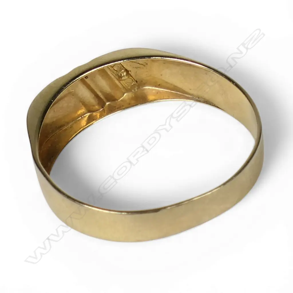 A 9ct gold and diamond gent's ring, Image 1++