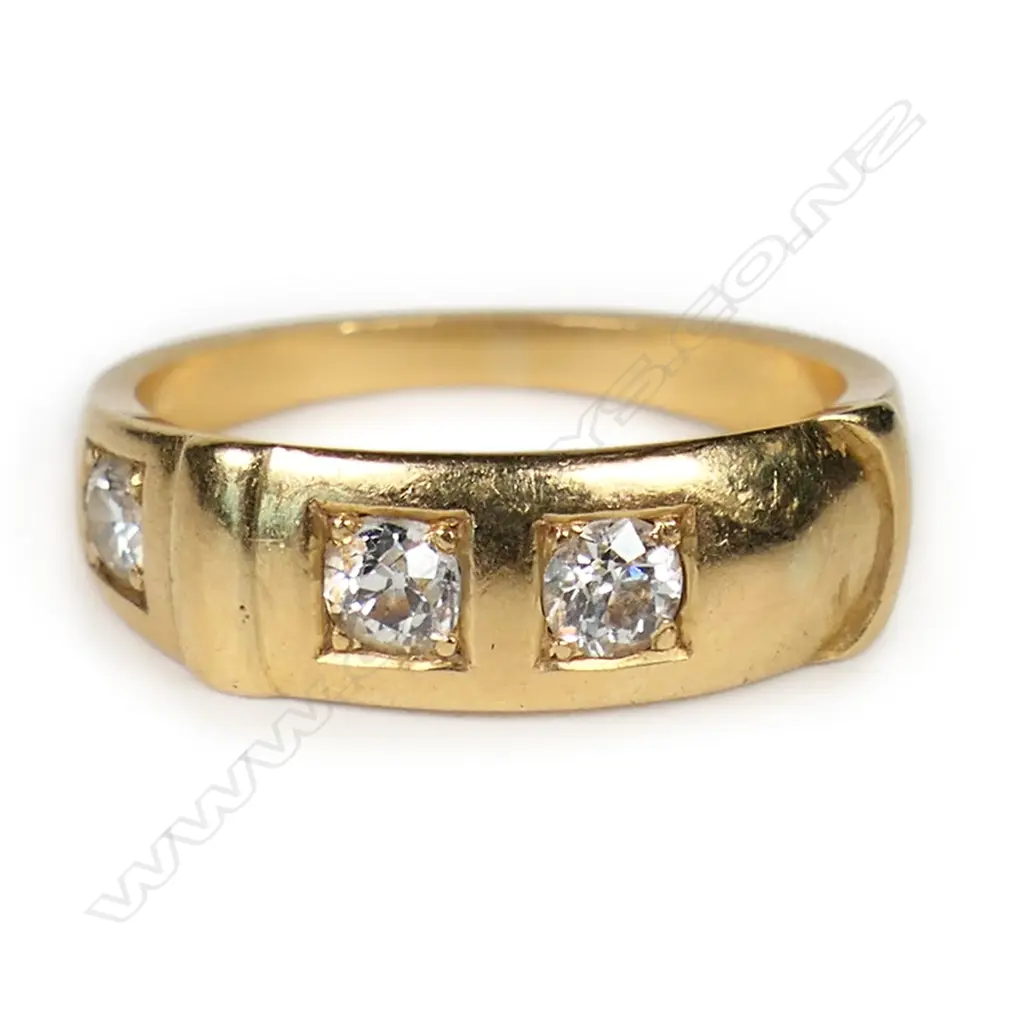 An 18ct gold and diamond buckle style ring, Image 1++