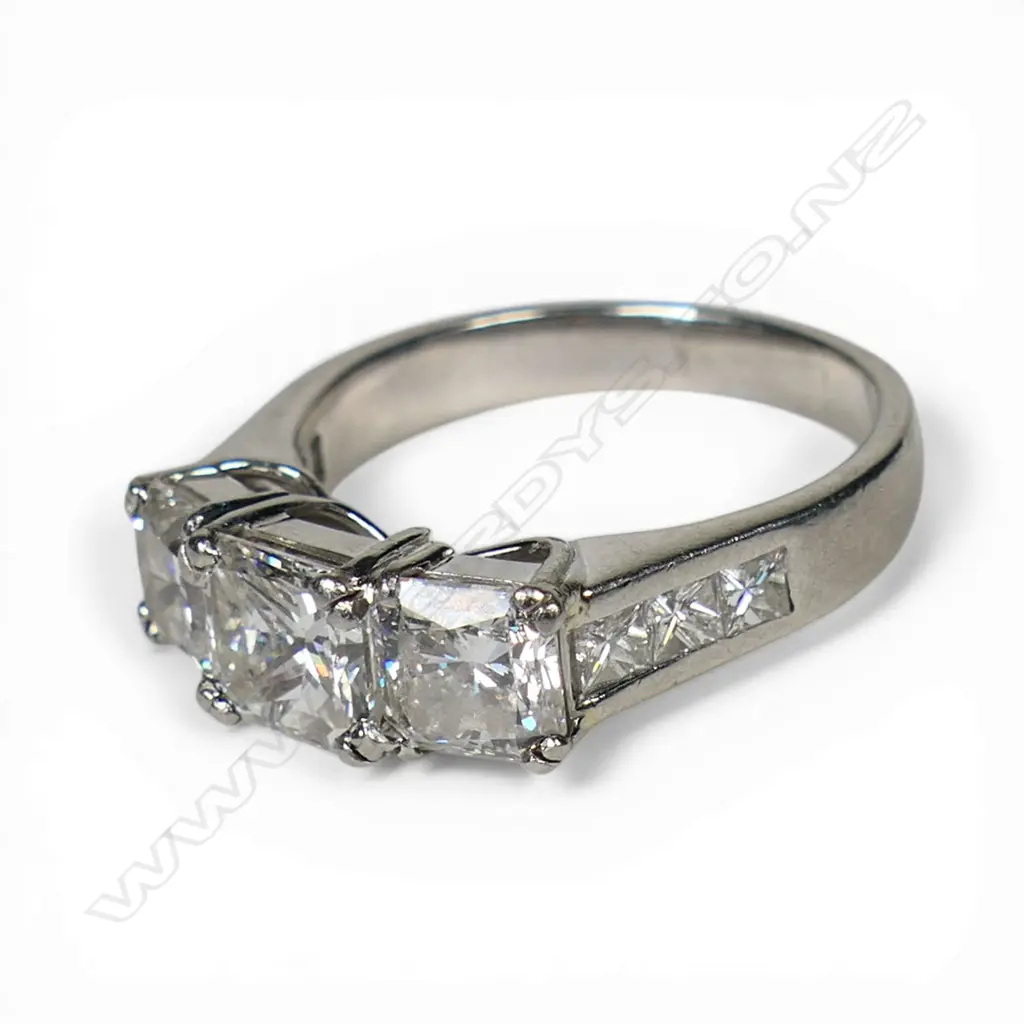 A platinum and three stone diamond dress ring, Image 1++