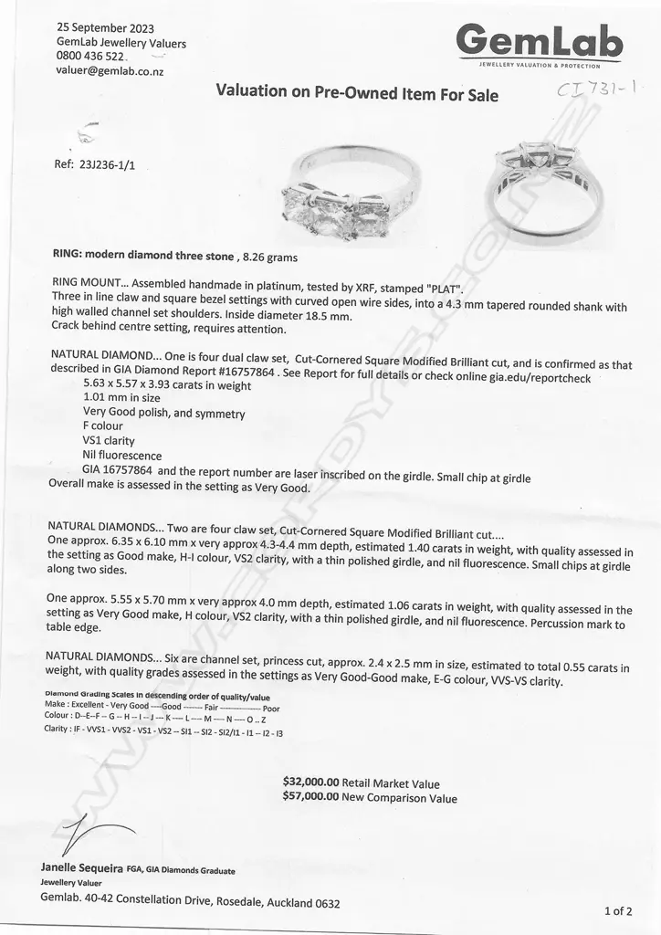 A platinum and three stone diamond dress ring, Image 1++