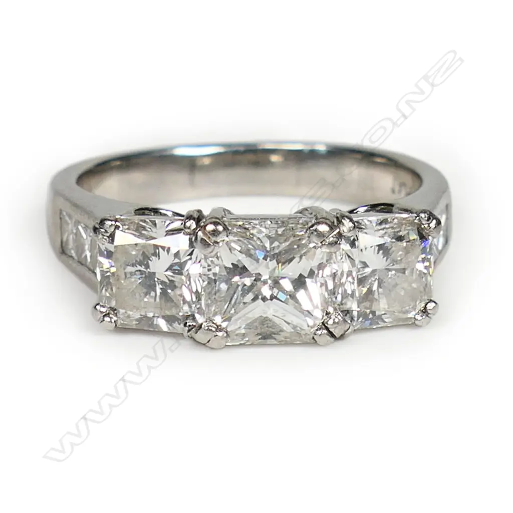 A platinum and three stone diamond dress ring, Image 1++
