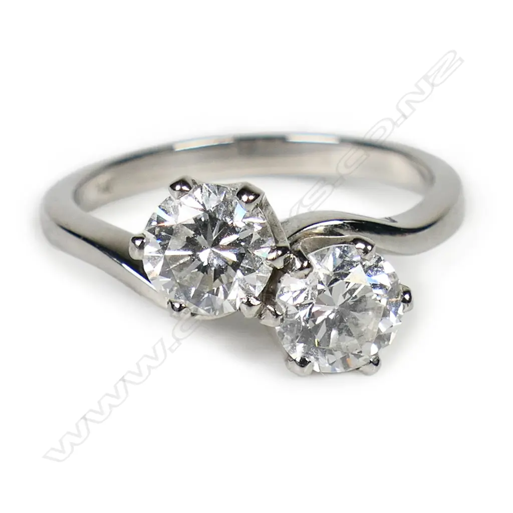 An estate platinum and diamond ring, Image 1++