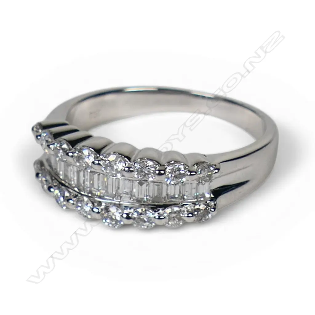 An 18ct white gold multi diamond ring, Image 1++