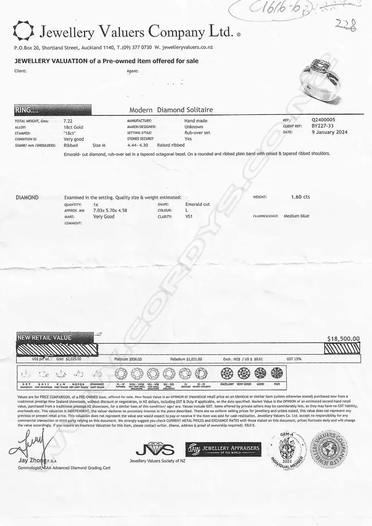 An 18ct modern large diamond solitaire ring, Image 1++