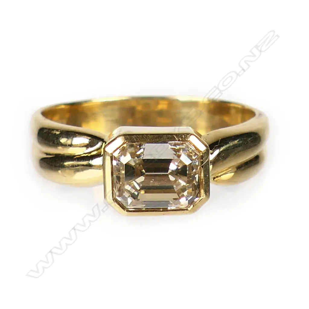An 18ct modern large diamond solitaire ring, Image 1++