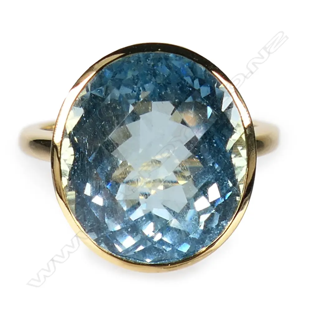 An 18ct gold and aquamarine ring, Image 1++