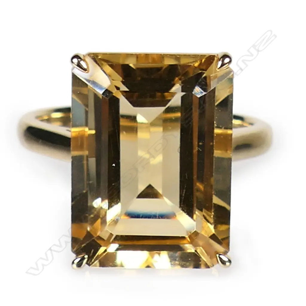 A 9ct gold and citrine ring, Image 1++