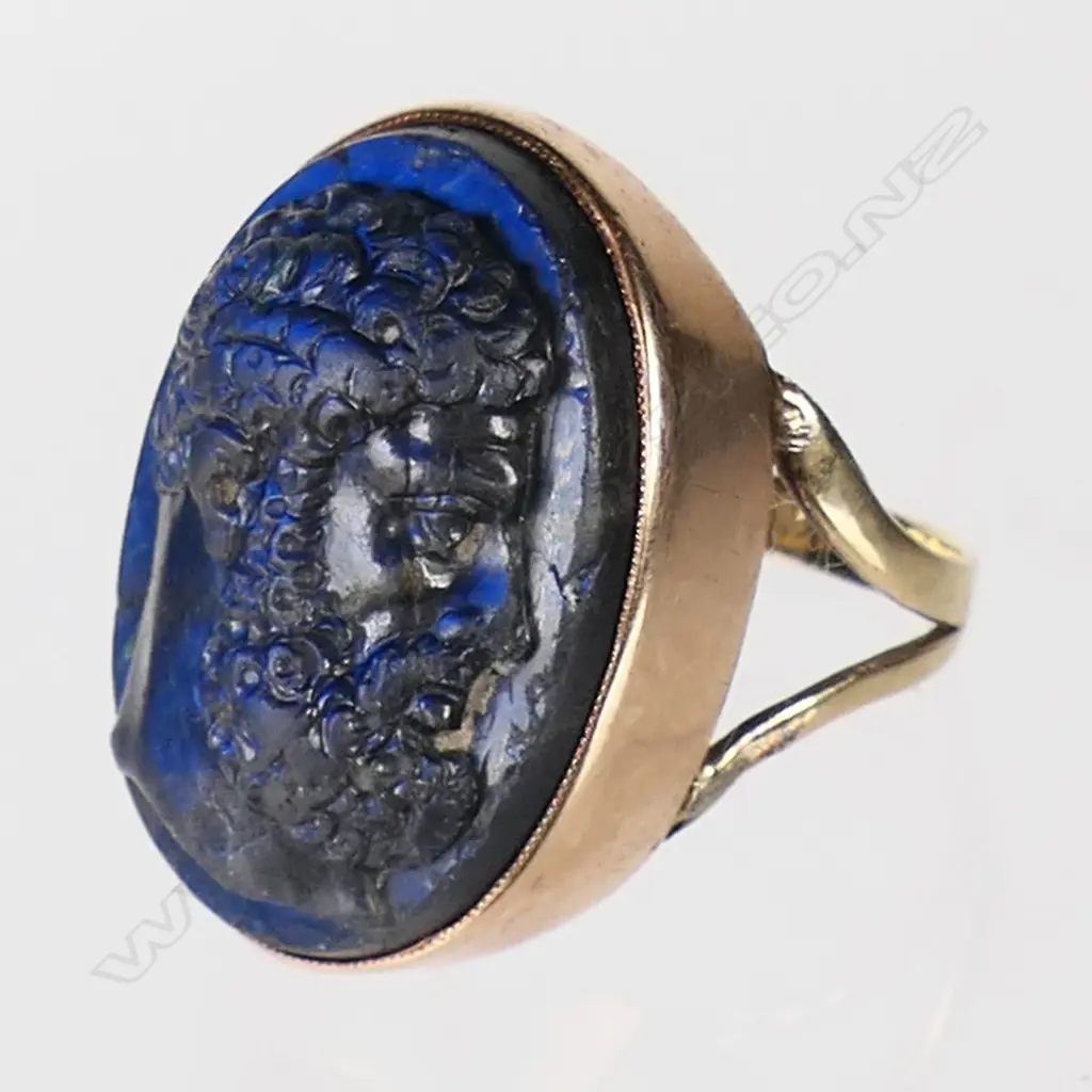 A 19thC 9ct rose gold labradorite cameo portrait ring, Image 1++