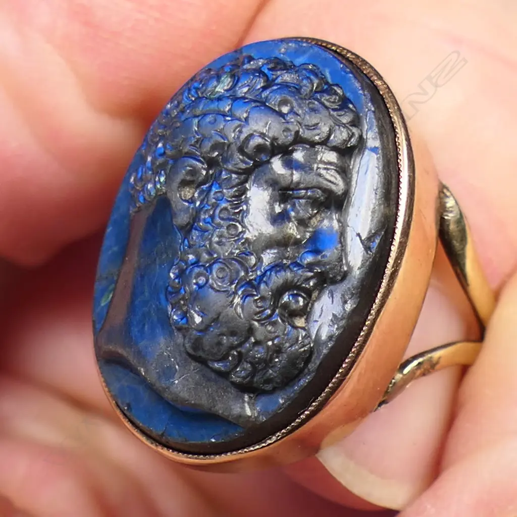 A 19thC 9ct rose gold labradorite cameo portrait ring, Image 1++