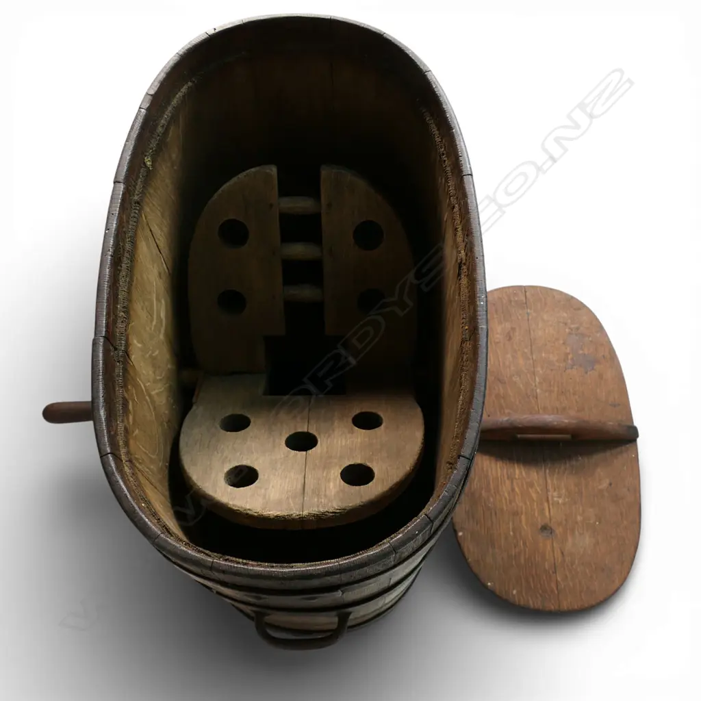 A Victorian coopered oak lidded butter churn with iron bound hoops, Image 1++