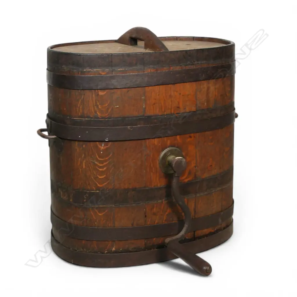 A Victorian coopered oak lidded butter churn with iron bound hoops, Image 1++