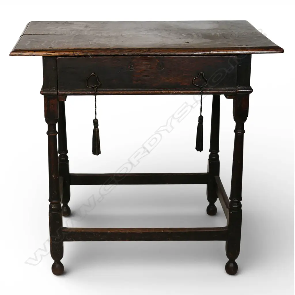 A George I/II country oak lowboy, Image 1++