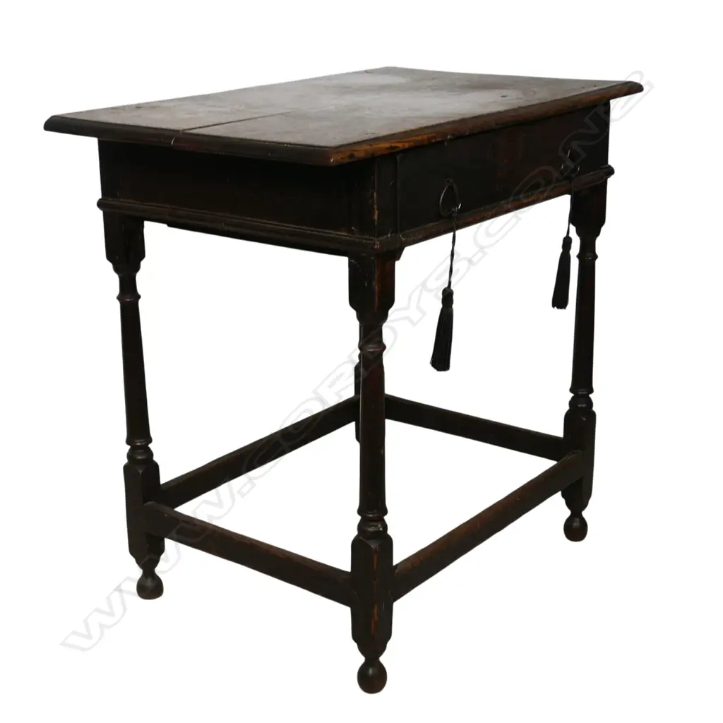 A George I/II country oak lowboy, Image 1++