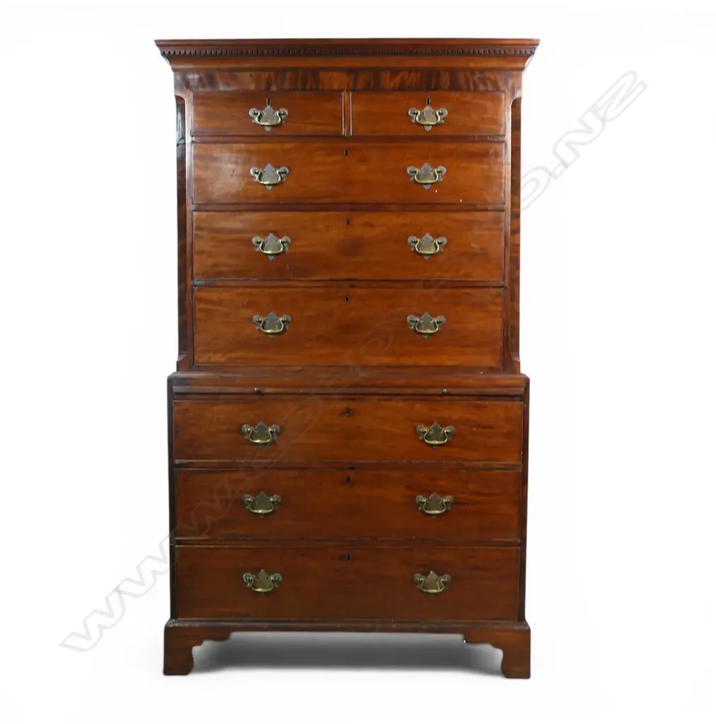A George III mahogany chest on chest, Image 1++