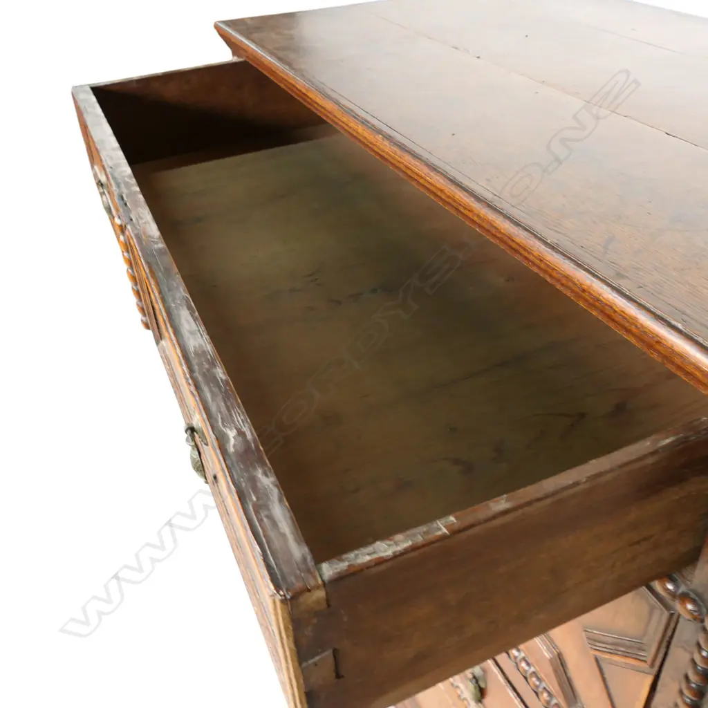 A Jacobean style oak split chest, Image 1++