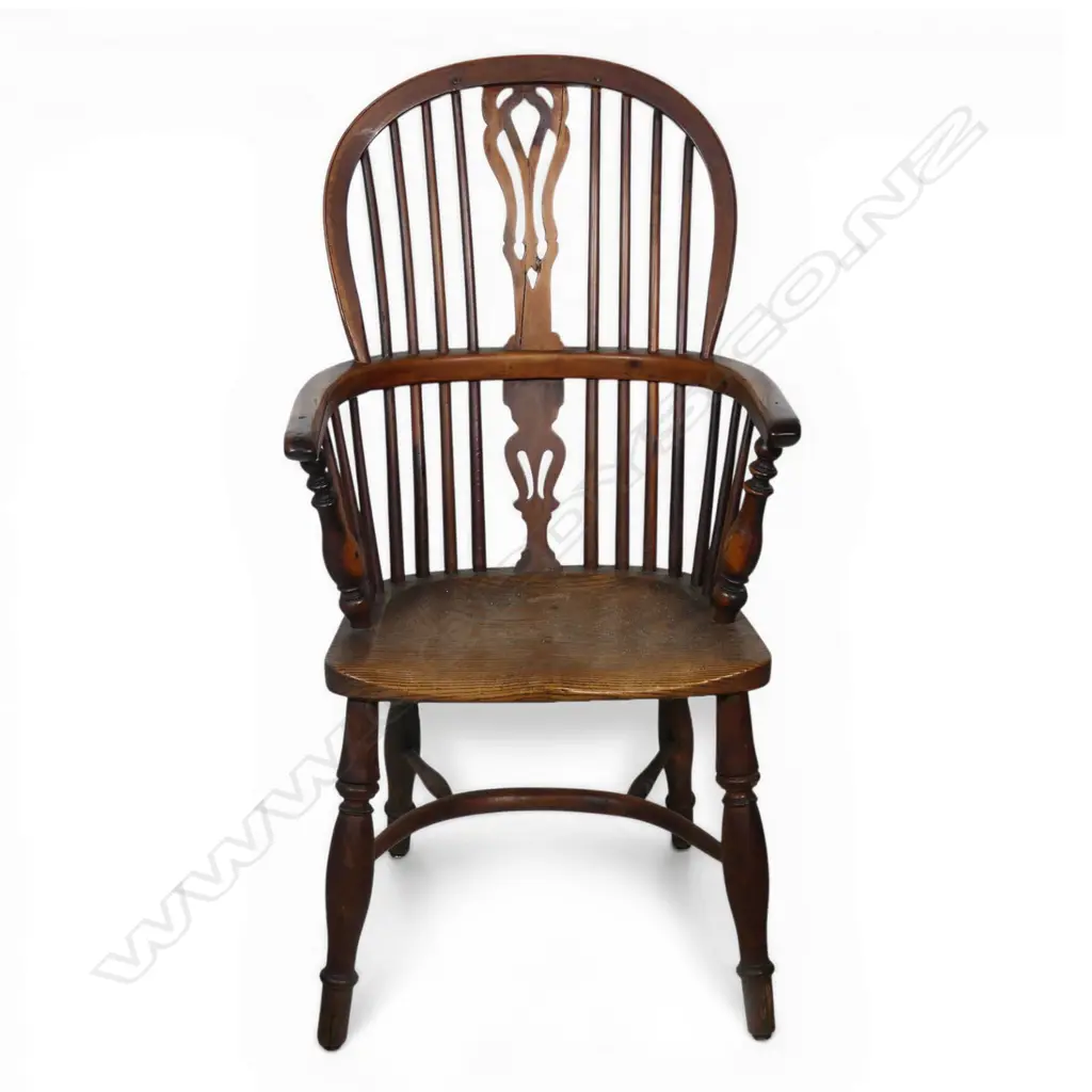 A George III Windsor elm armchair, Image 1++