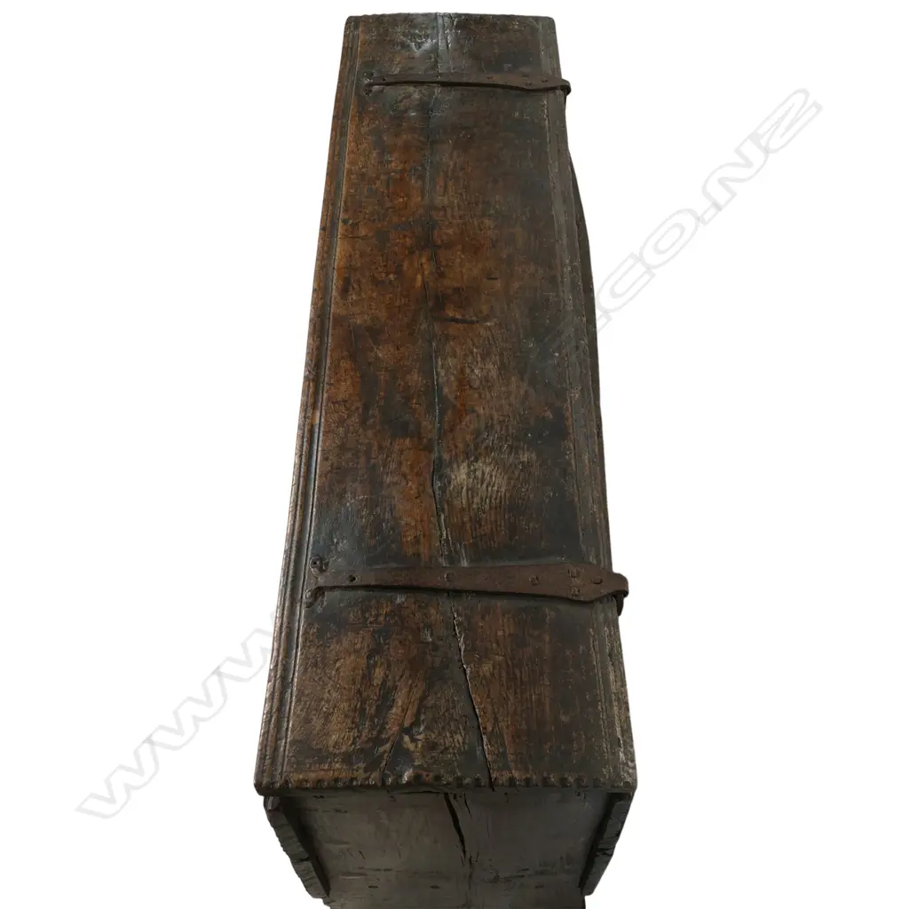 A 16th/17thC oak sword chest/coffer, Image 1++
