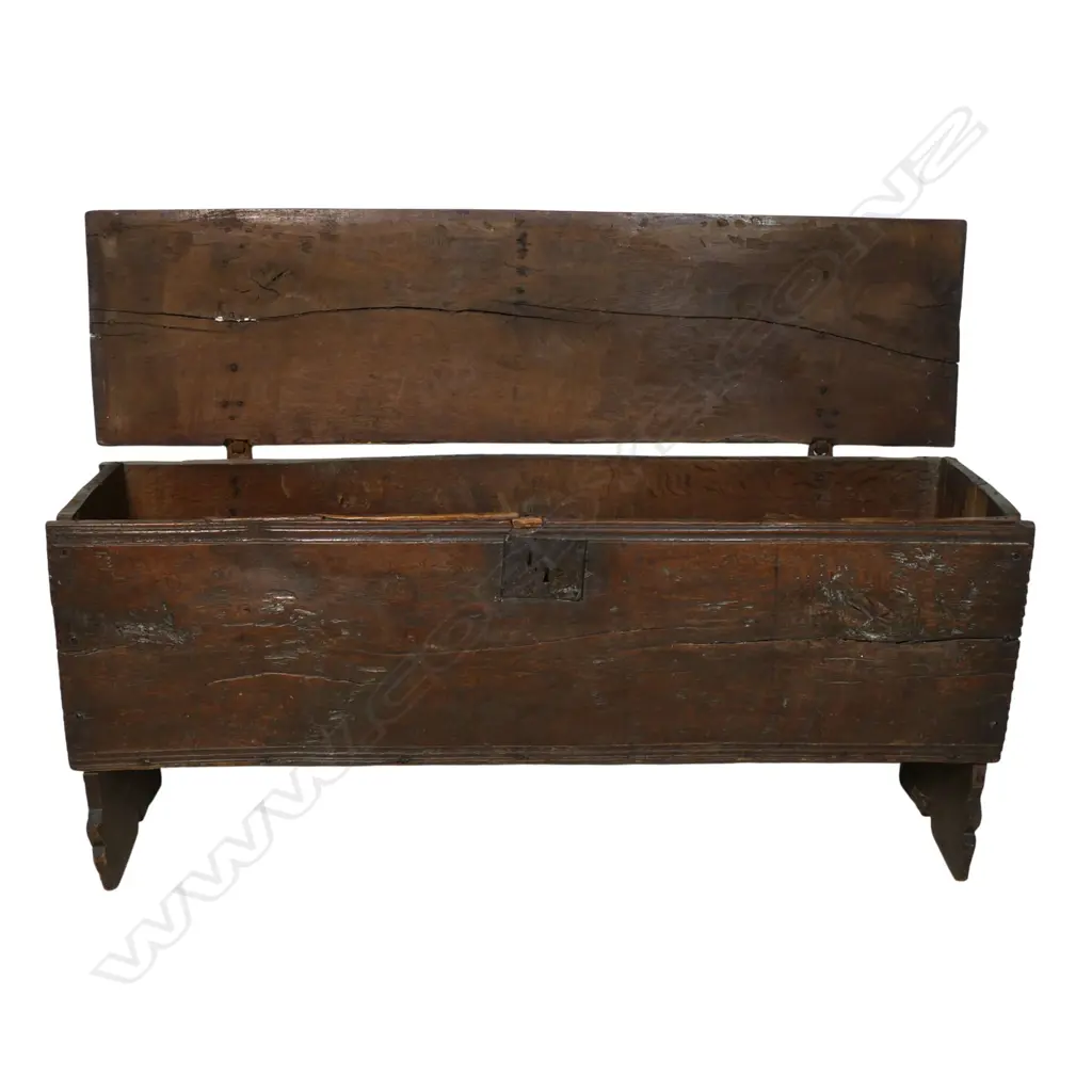 A 16th/17thC oak sword chest/coffer, Image 1++